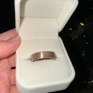 Men’s wedding band size 9